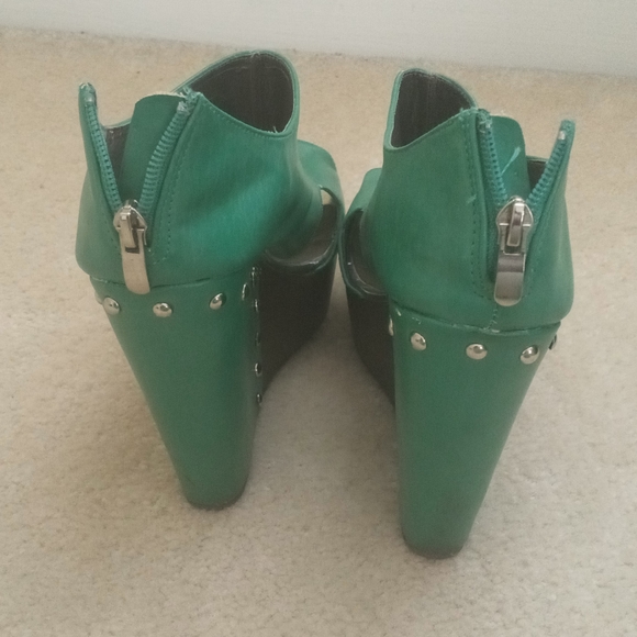 Laundry list- Very stylish teal color wedge sandals. Size 39 (8.5) - Picture 2 of 5